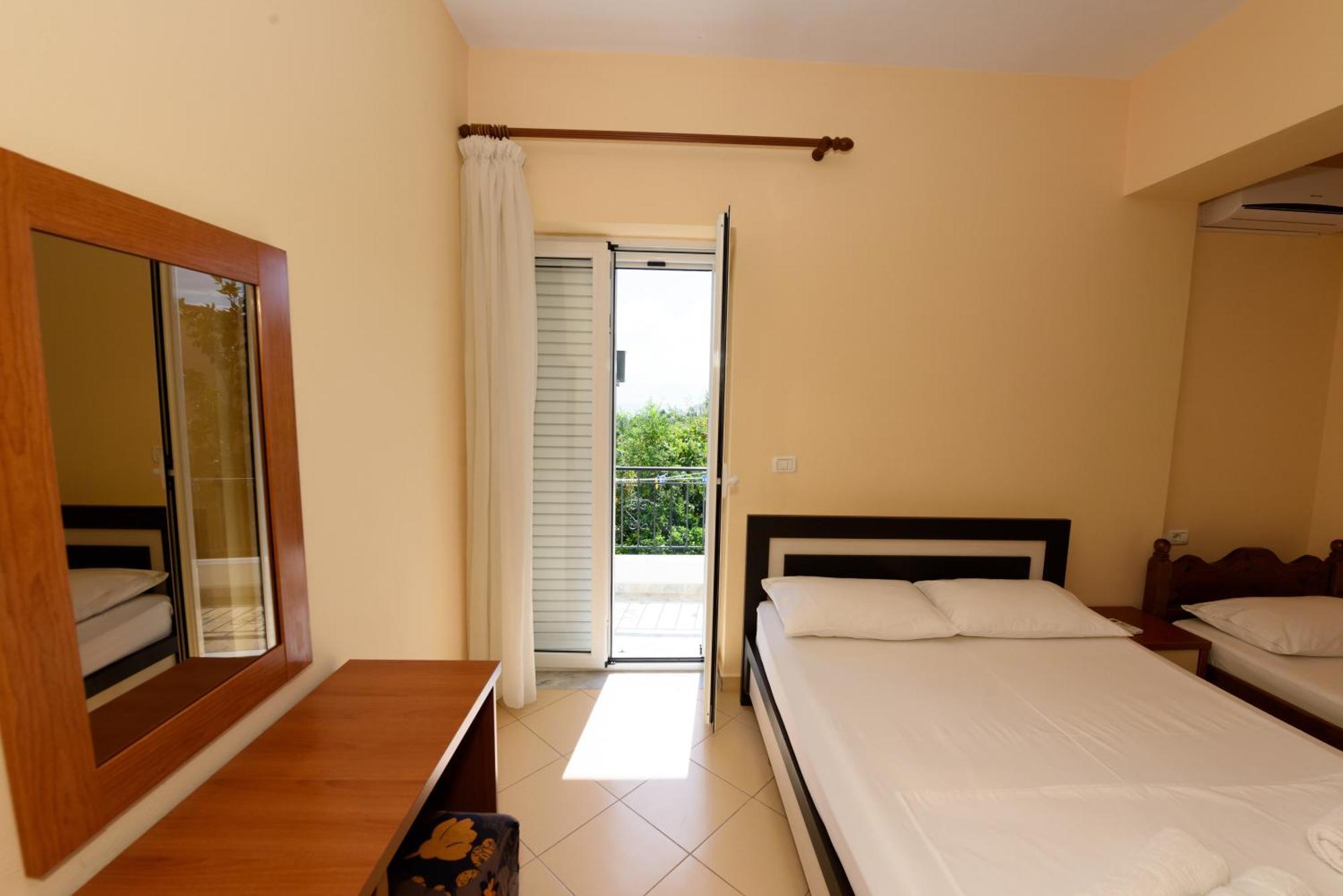 Vasili'S Family Apartments Himara Kültér fotó